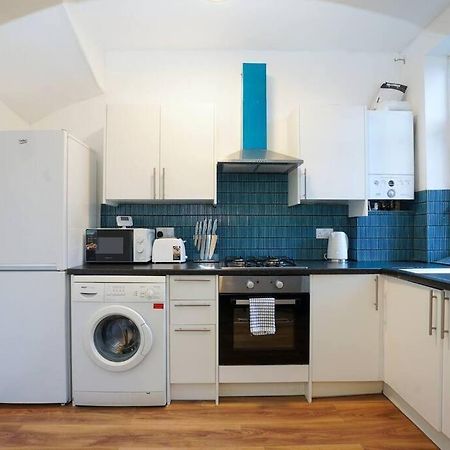 3 Bedroom Home With Free Parking リーズ エクステリア 写真