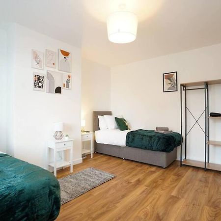 3 Bedroom Home With Free Parking リーズ エクステリア 写真