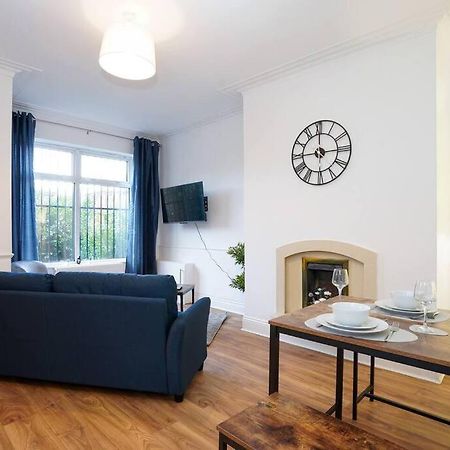 3 Bedroom Home With Free Parking リーズ エクステリア 写真