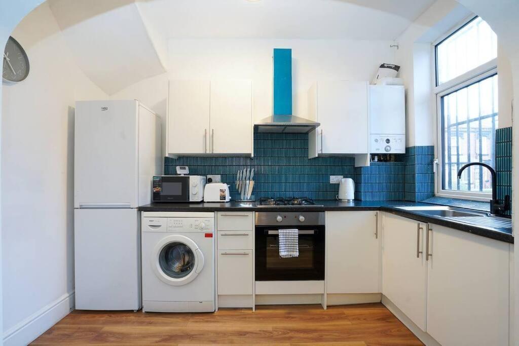 3 Bedroom Home With Free Parking リーズ エクステリア 写真