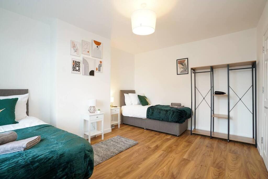 3 Bedroom Home With Free Parking リーズ エクステリア 写真