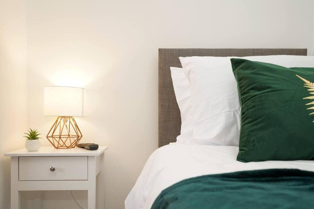 3 Bedroom Home With Free Parking リーズ エクステリア 写真