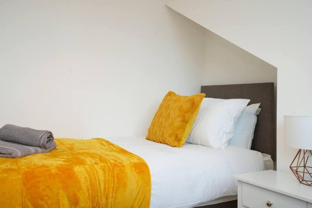 3 Bedroom Home With Free Parking リーズ エクステリア 写真