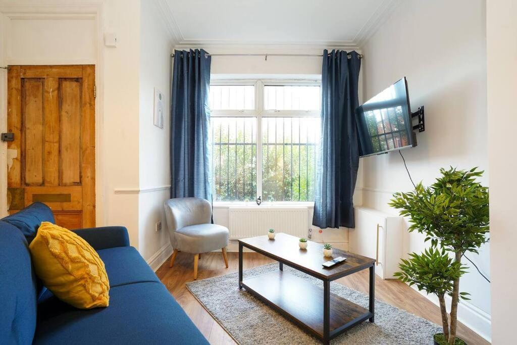 3 Bedroom Home With Free Parking リーズ エクステリア 写真