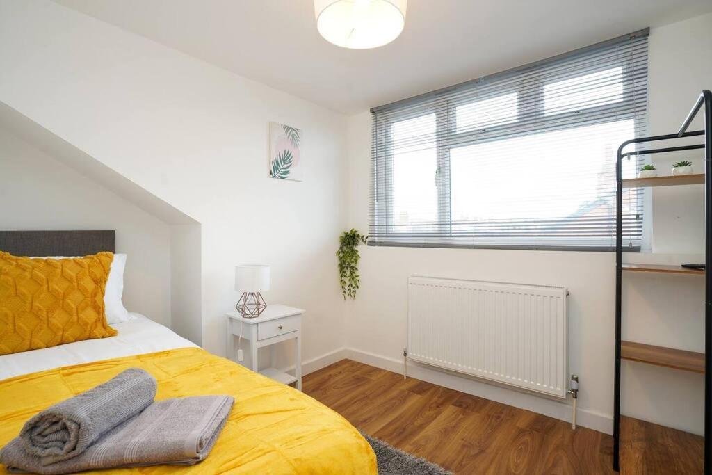 3 Bedroom Home With Free Parking リーズ エクステリア 写真