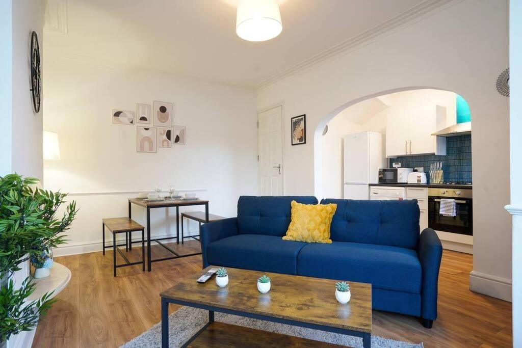 3 Bedroom Home With Free Parking リーズ エクステリア 写真