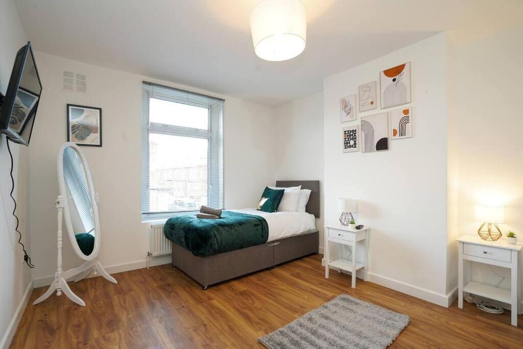 3 Bedroom Home With Free Parking リーズ エクステリア 写真