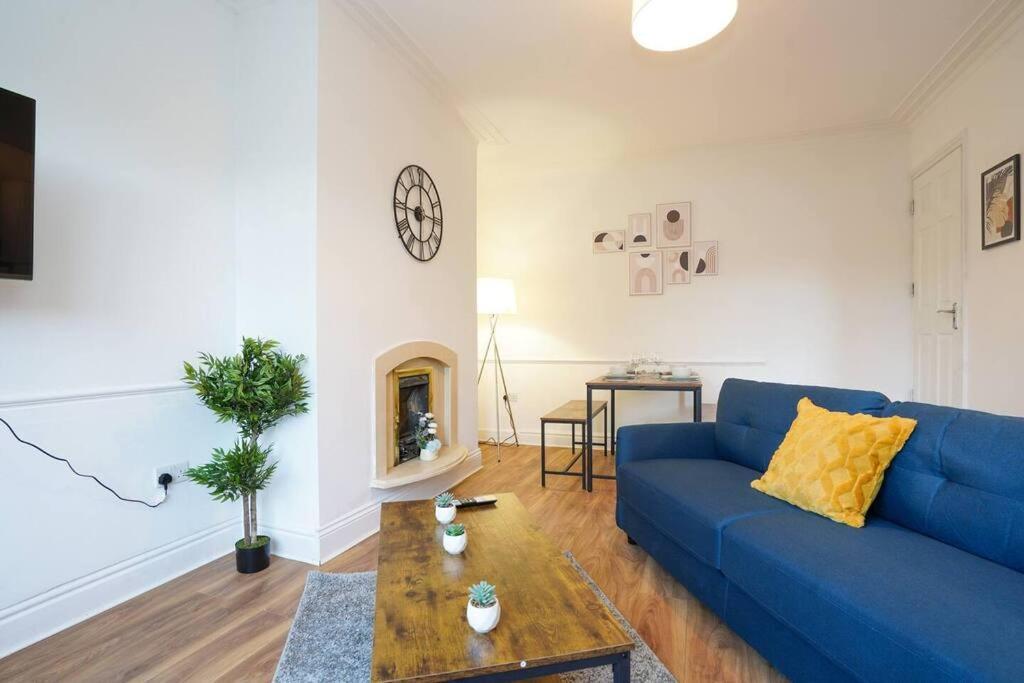 3 Bedroom Home With Free Parking リーズ エクステリア 写真