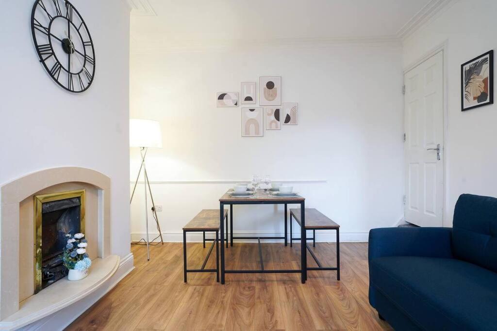 3 Bedroom Home With Free Parking リーズ エクステリア 写真