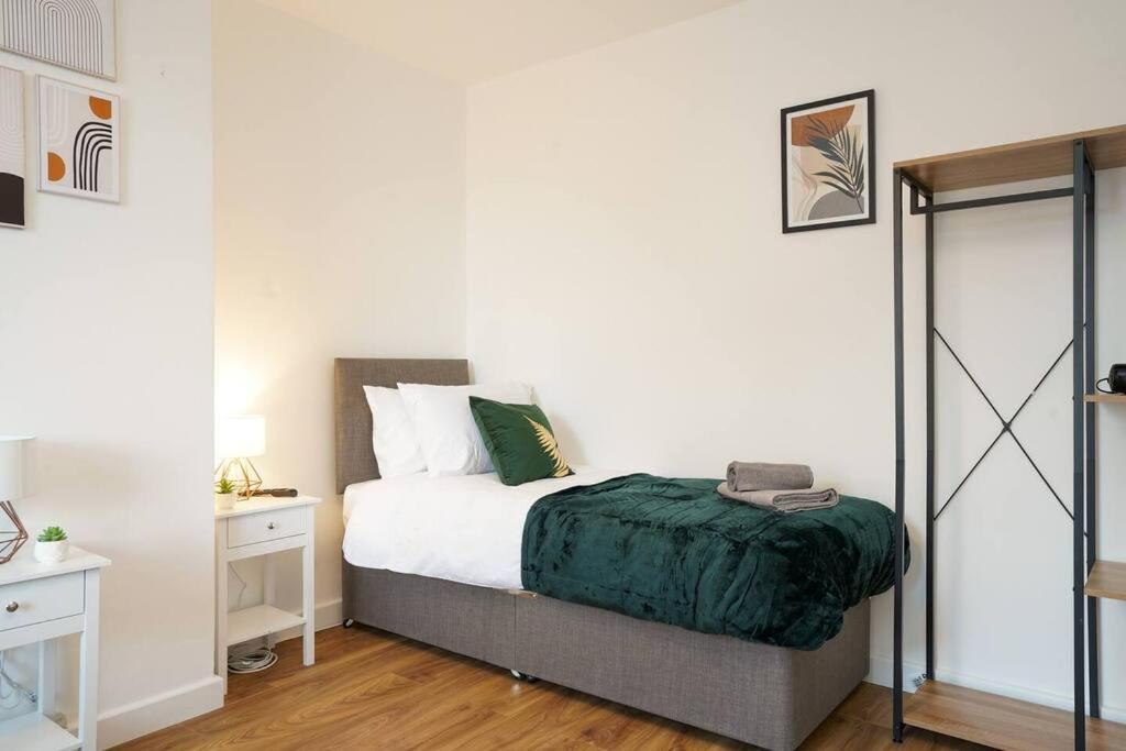 3 Bedroom Home With Free Parking リーズ エクステリア 写真