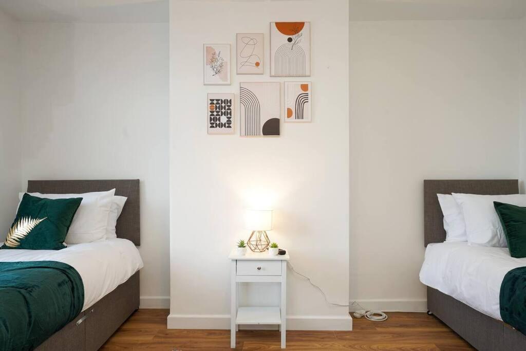 3 Bedroom Home With Free Parking リーズ エクステリア 写真