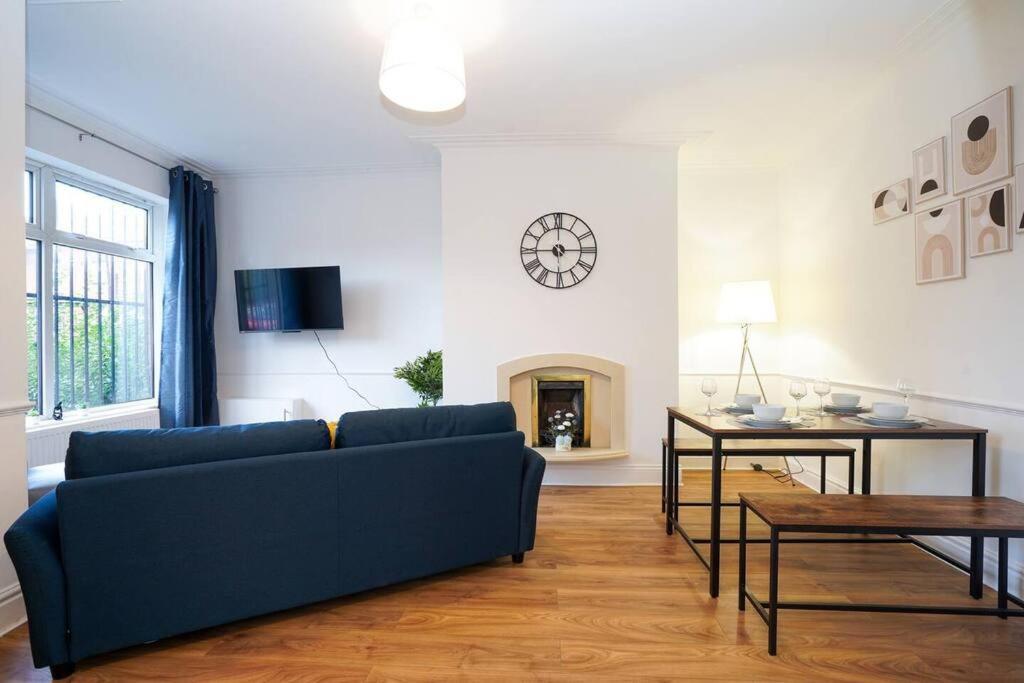 3 Bedroom Home With Free Parking リーズ エクステリア 写真