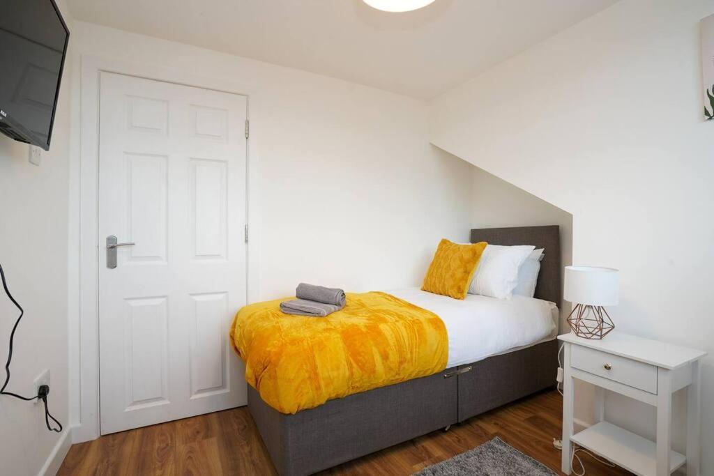 3 Bedroom Home With Free Parking リーズ エクステリア 写真